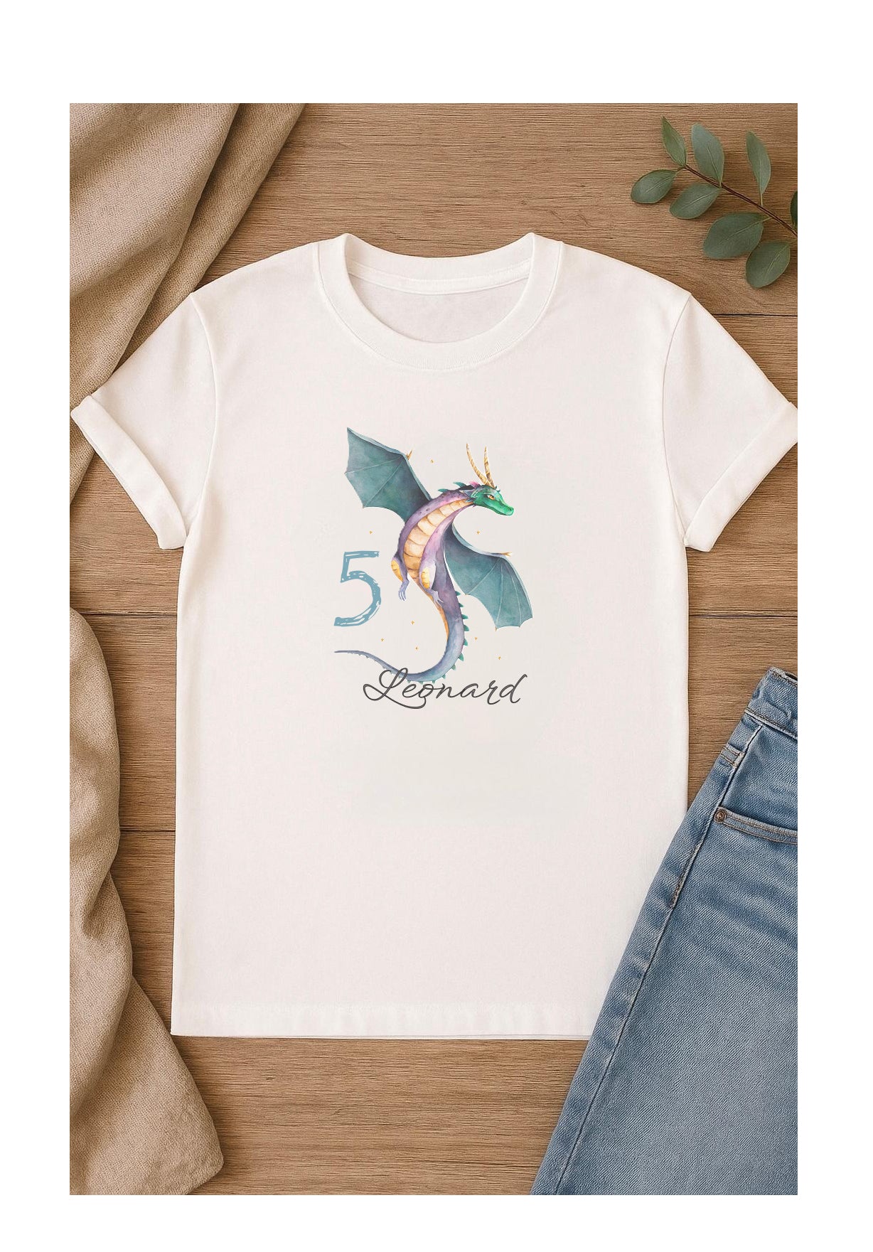 DTF Bügelbild fliegender Drache für Kinder, personalisierbar mit Name und Zahl, farbintensiv, ideal für Geburtstag, Einschulung und Heldenshirts