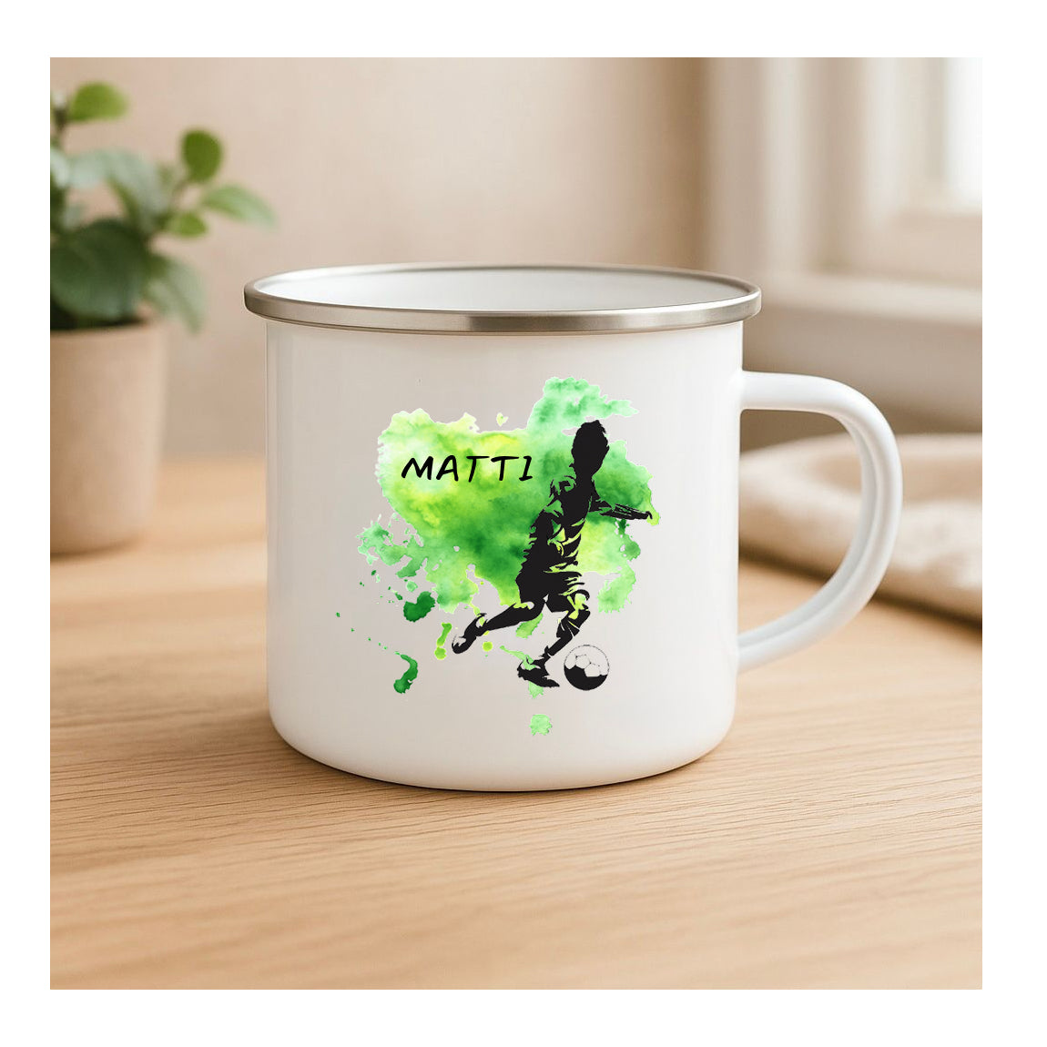 Personalisierte Emailletasse mit Fußballer-Motiv, Schwarz-Silhouette, Farbklecks-Hintergrund, beidseitig bedruckt, personalisierbar für Kinder, Jugendliche & Erwachsene