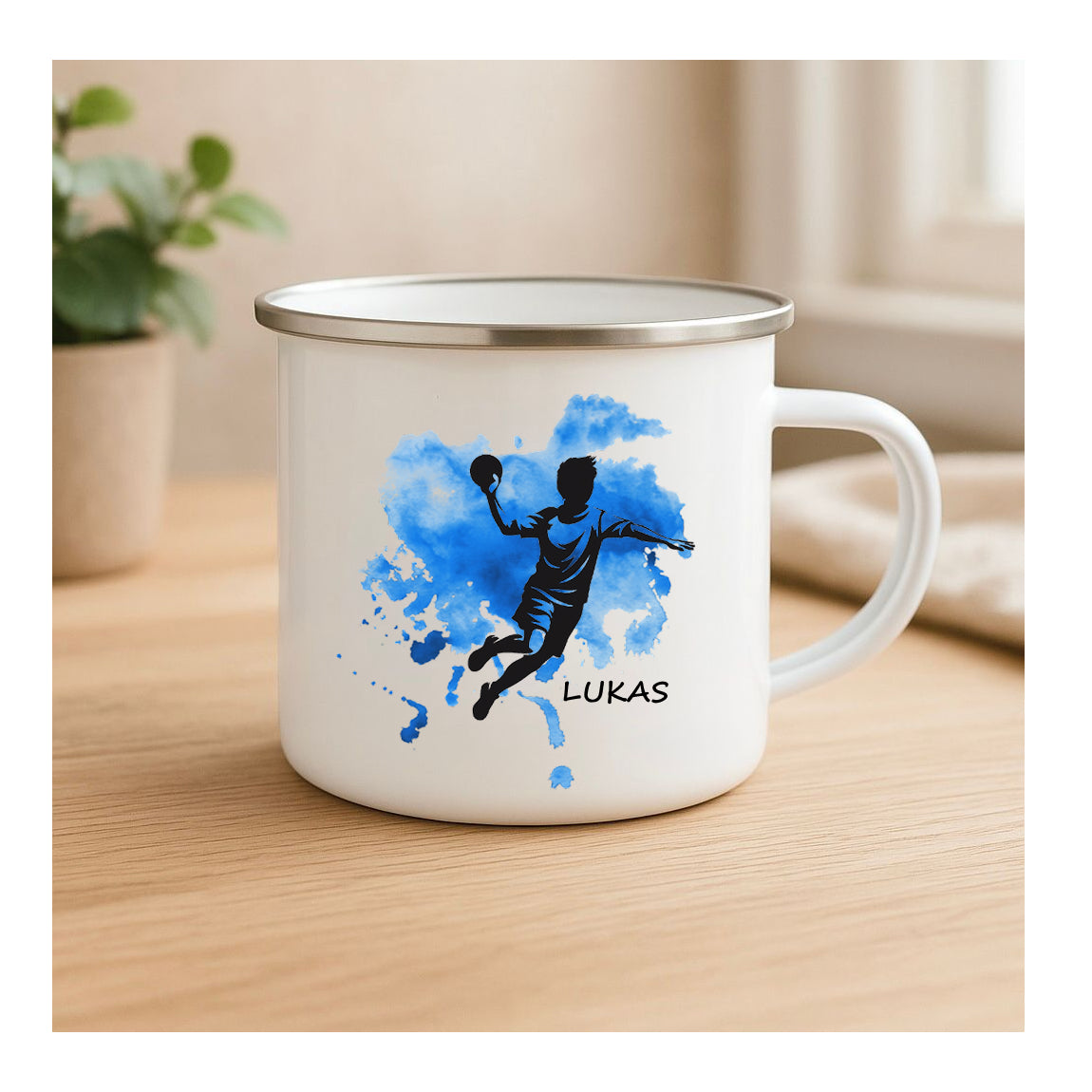 Personalisierte Emailletasse mit Handballer-Motiv, Schwarz-Silhouette, Farbklecks-Hintergrund, beidseitig bedruckt, für Kinder, Jugendliche & Erwachsene