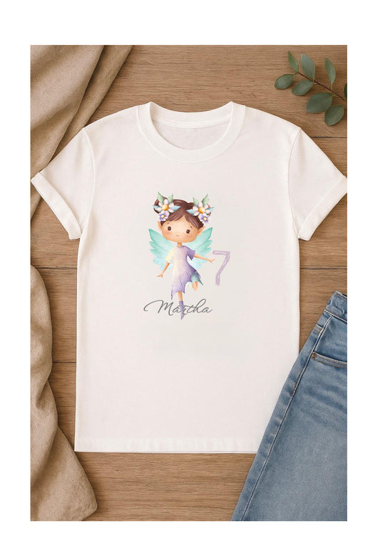 DTF Bügelbild Fee auf Kinder-Shirt, personalisierbar mit Name und Zahl, farbbrillant und langlebig
