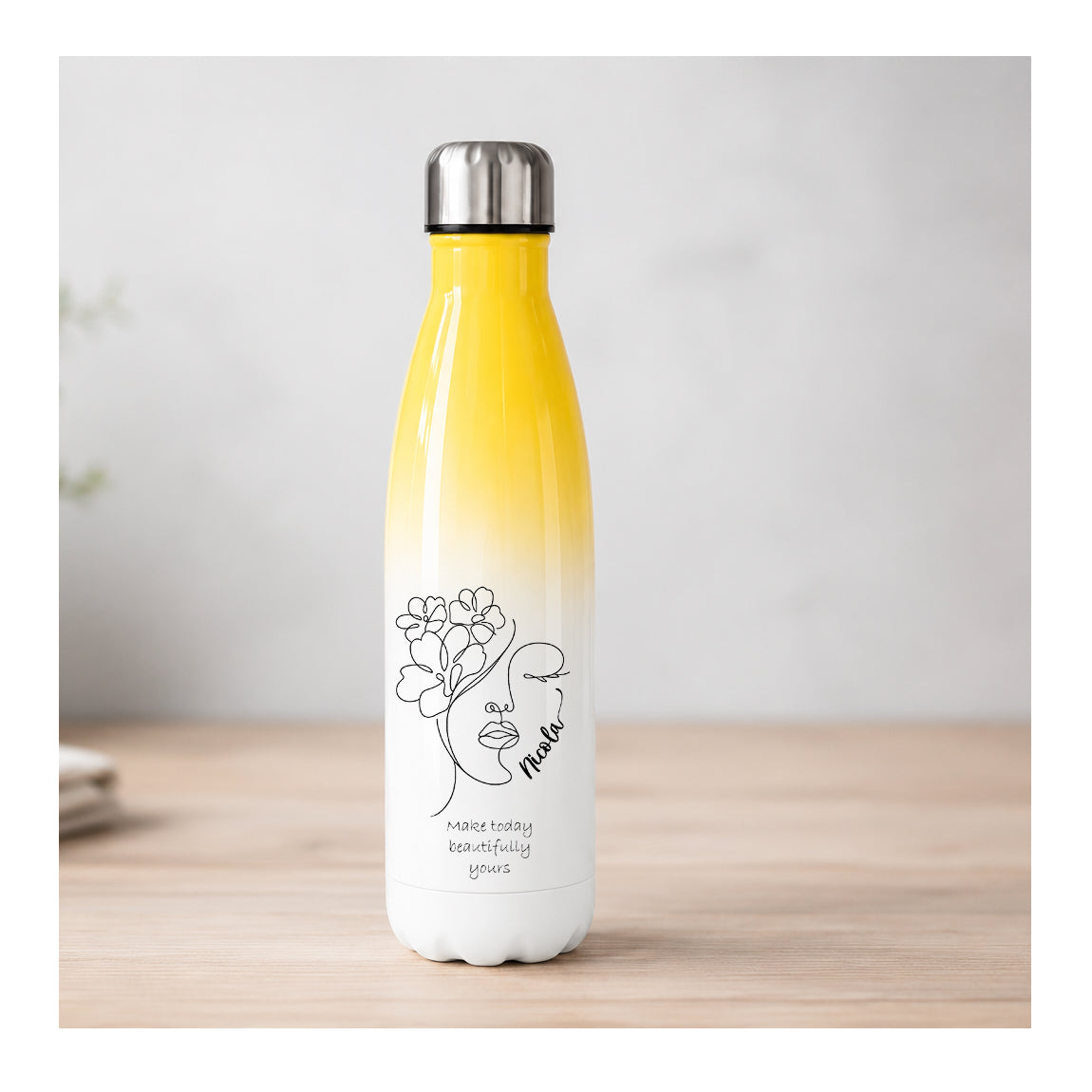 Personalisierte Edelstahl-Thermosflasche mit Line-Art-Blumenmotiv und Wunschname in verschiedenen Farbverläufen.