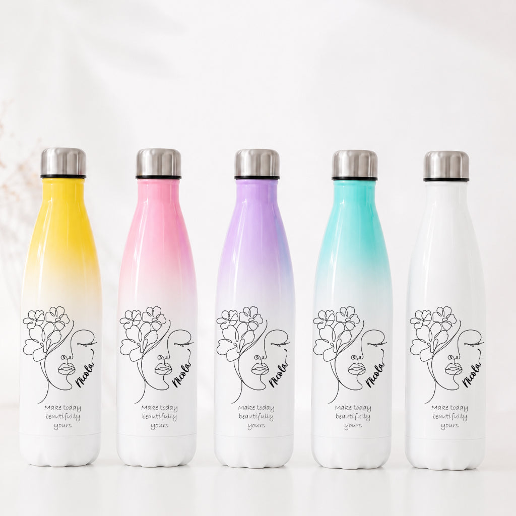 Personalisierte Edelstahl-Thermosflasche mit Line-Art-Blumenmotiv und Wunschname in verschiedenen Farbverläufen.