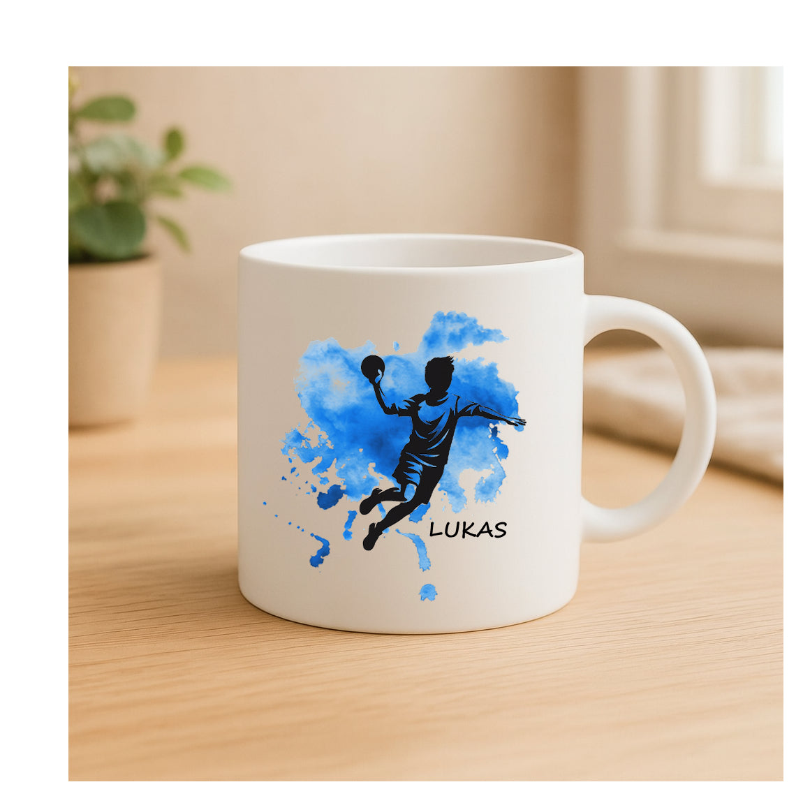 Personalisierte Keramiktasse mit Handballer-Motiv, Schwarz-Silhouette, Farbklecks-Hintergrund, beidseitig bedruckt, personalisierbar für Kinder, Jugendliche & Erwachsene