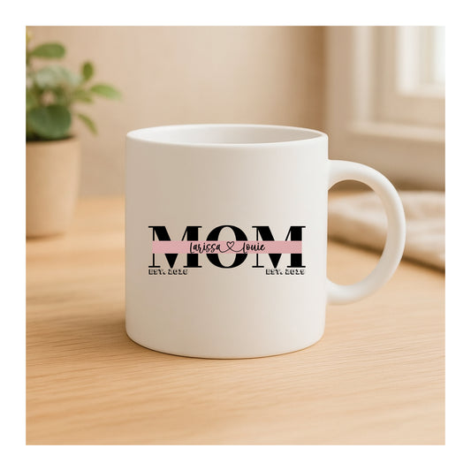 Keramiktasse „MOM“ personalisiert mit Kindernamen & Geburtsjahren, beidseitig bedruckt, liebevolles Geschenk für Mütter