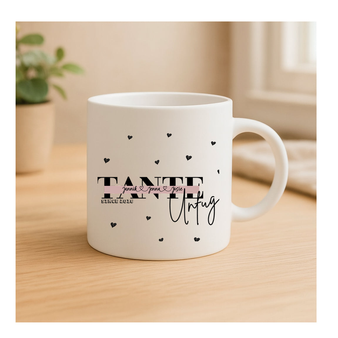 Personalisierte Tante Unfug Kaffeetasse mit Namen der Nichten und Neffen auf Tisch, Familiengeschenk mit Humor