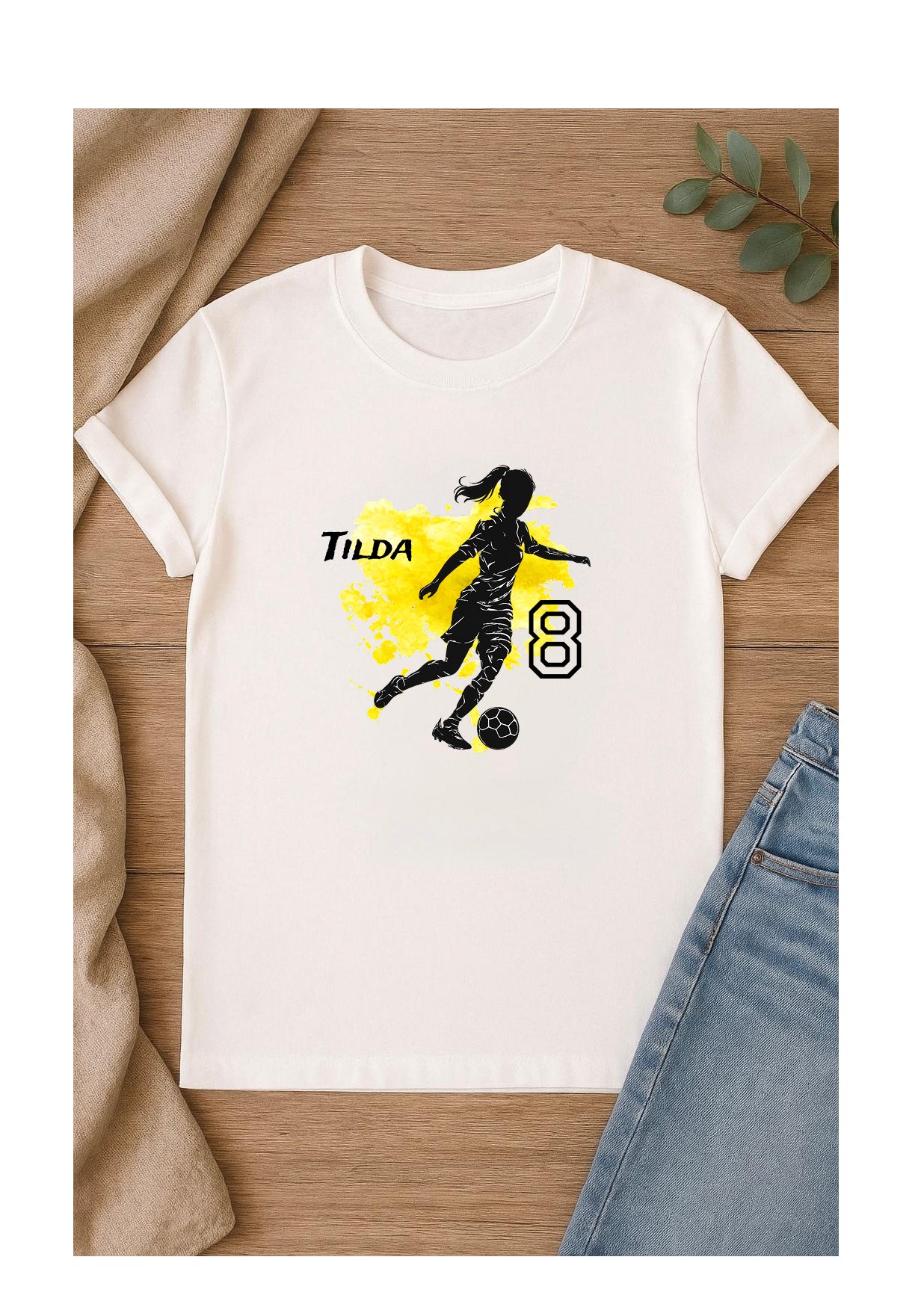 DTF Bügelbild Fußball mit Name und Alter – Fußballerin Textiltransfer in Farbe mit transparentem Hintergrund