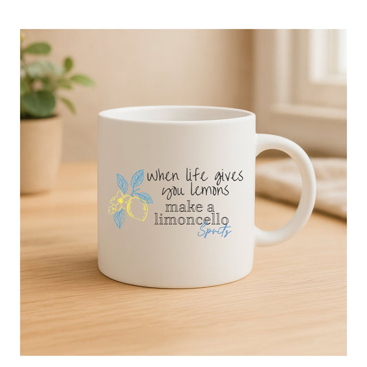 Keramiktasse mit Spruch „When life gives you lemons, make a limoncello spritz“, Vintage-Look, frisches Lemon-Design, humorvoll, Geschenkidee